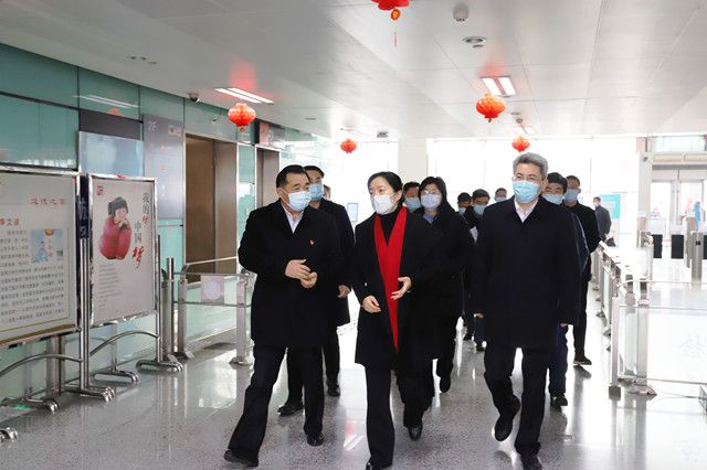 市領(lǐng)導(dǎo)至車站走訪慰問和疫情防控、保供應(yīng)保安全保暢通工作督查